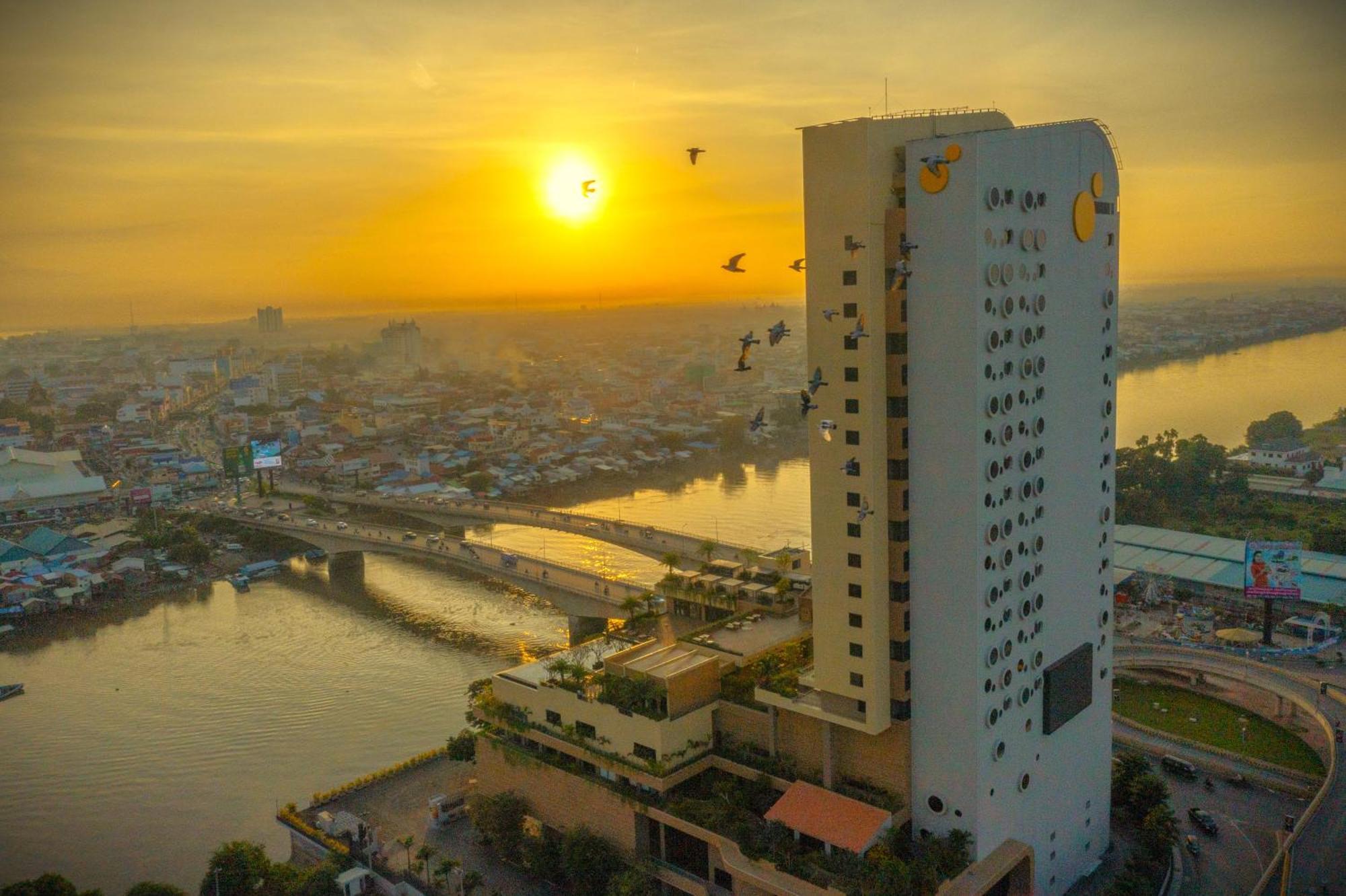 Sun & Moon, Riverside Hotel Phnom Penh Eksteriør bilde
