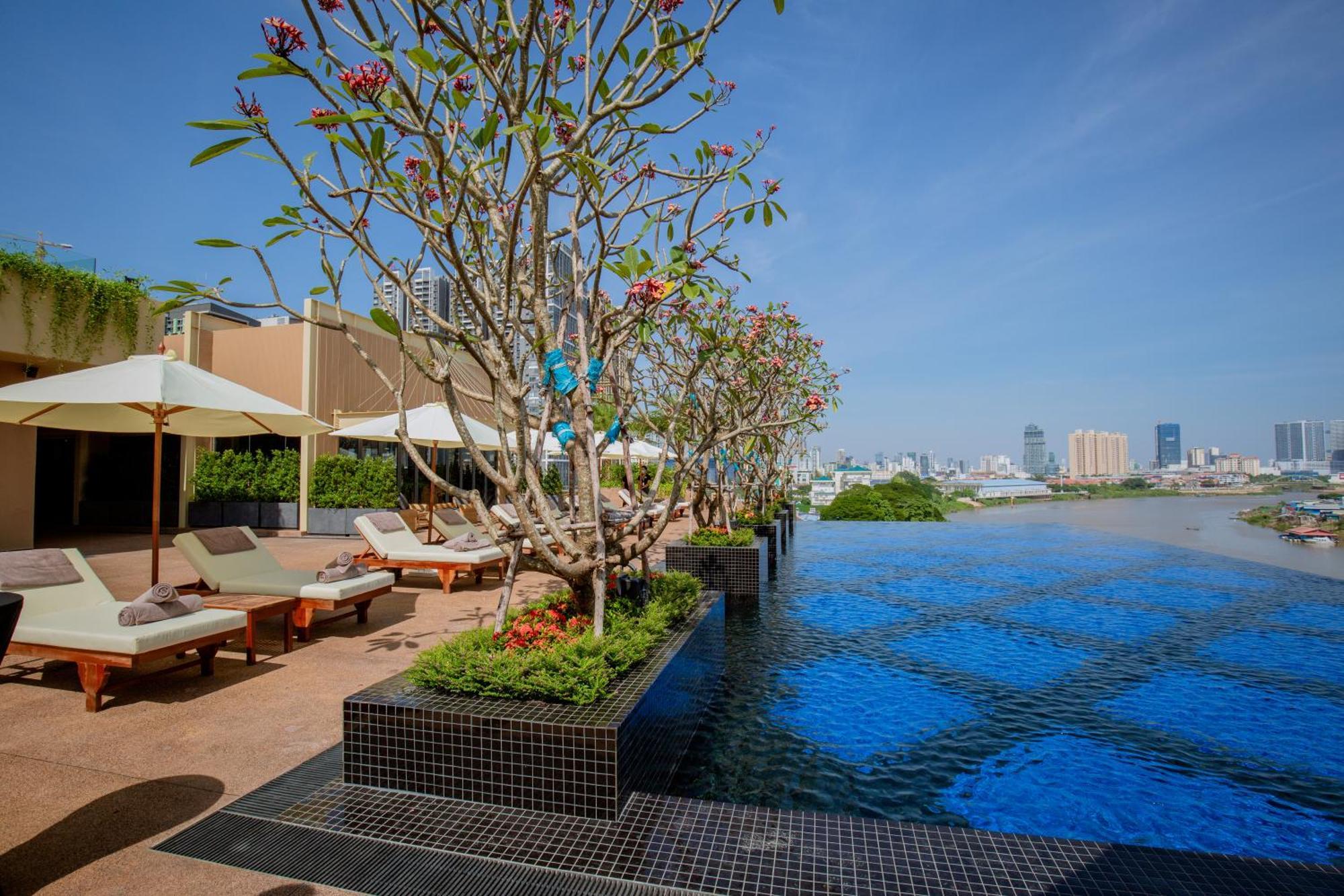 Sun & Moon, Riverside Hotel Phnom Penh Eksteriør bilde
